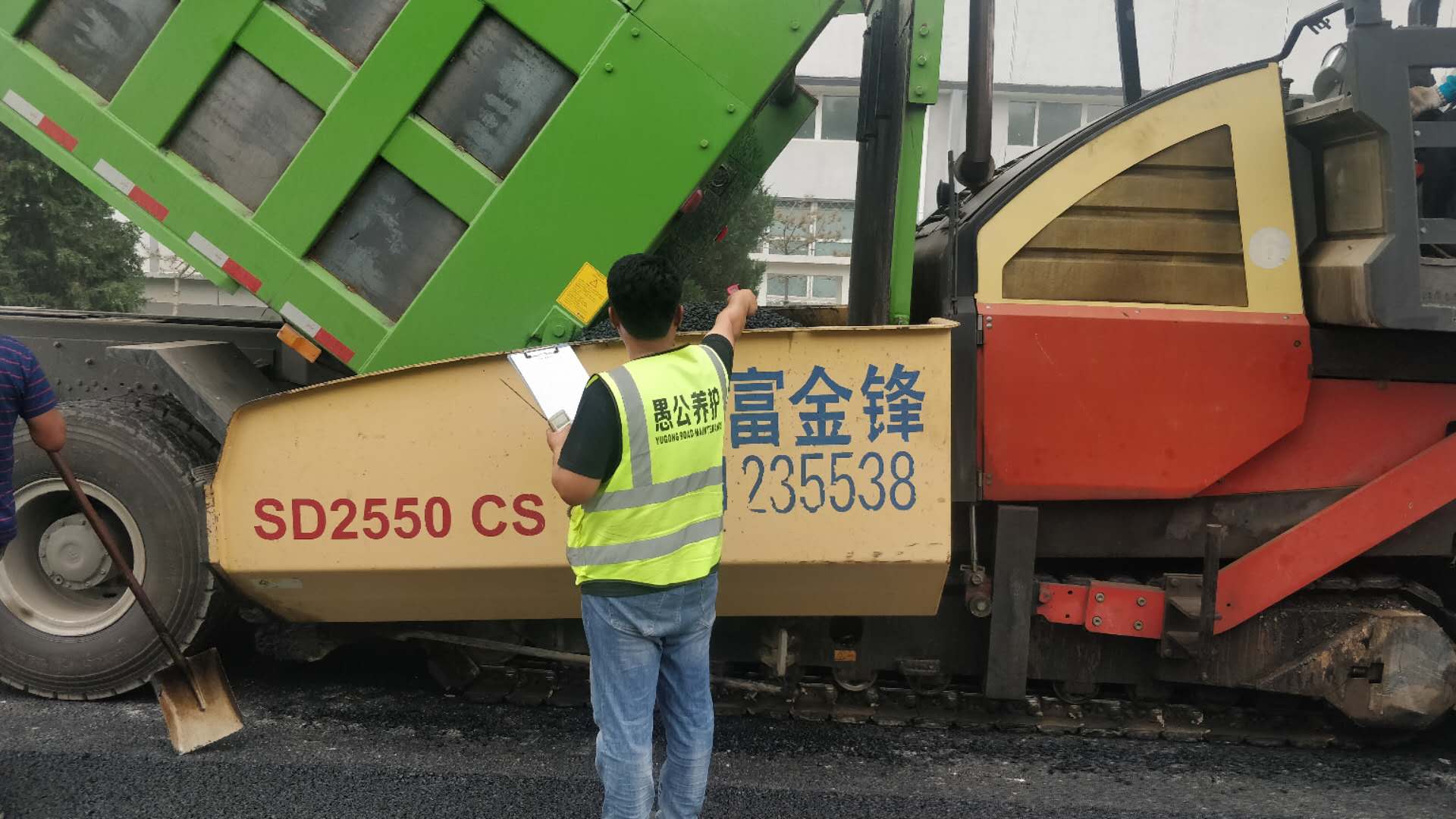 试验场项目-C区沥青混凝土摊铺