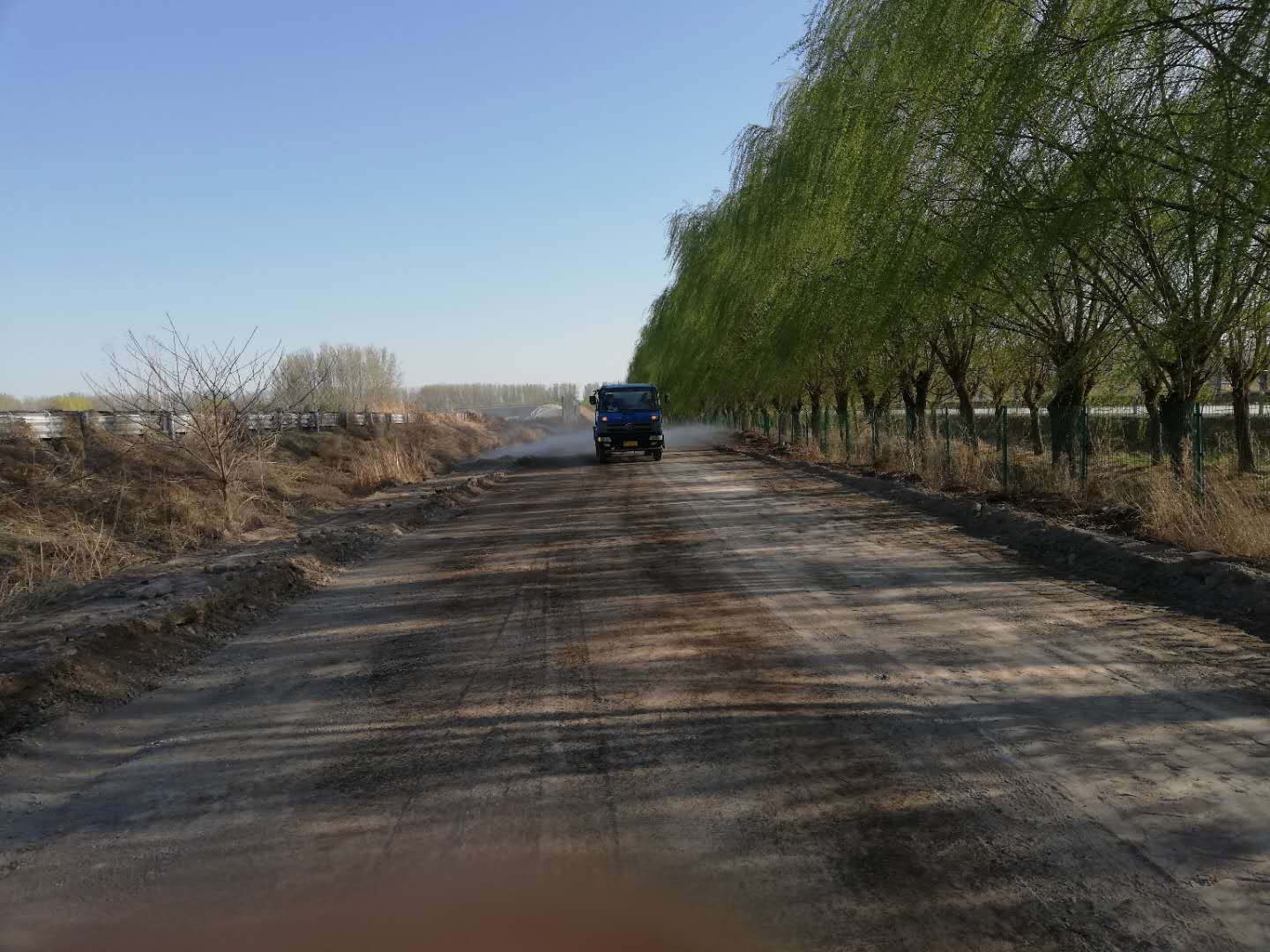 F区道路洒水整平碾压 (7).jpg