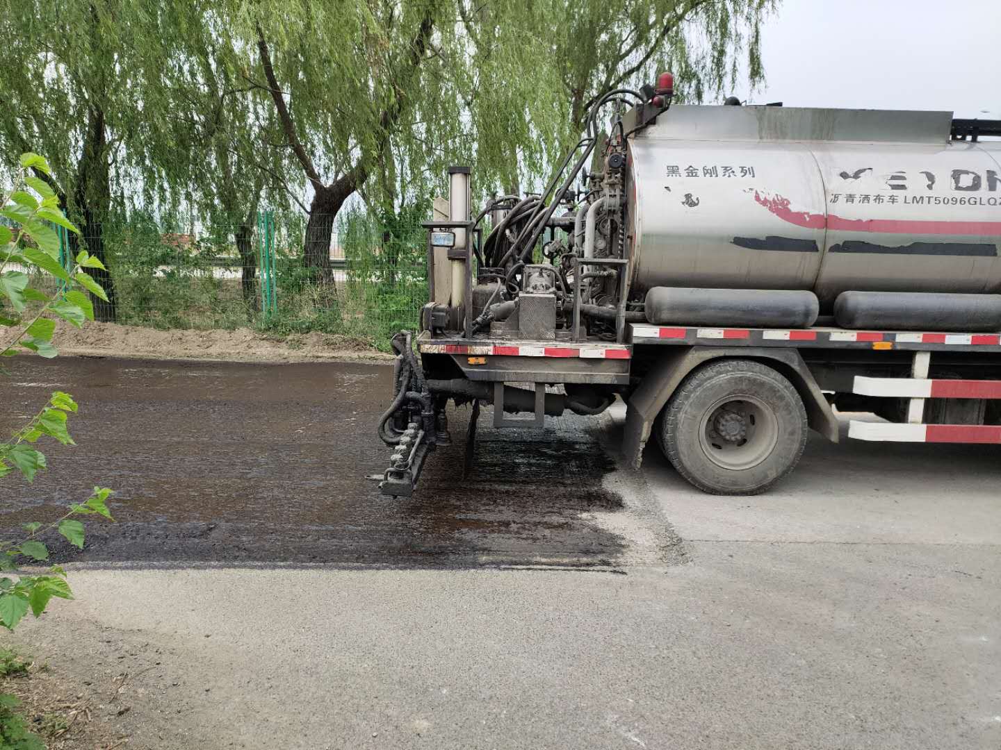 乳化沥青撒布.jpg