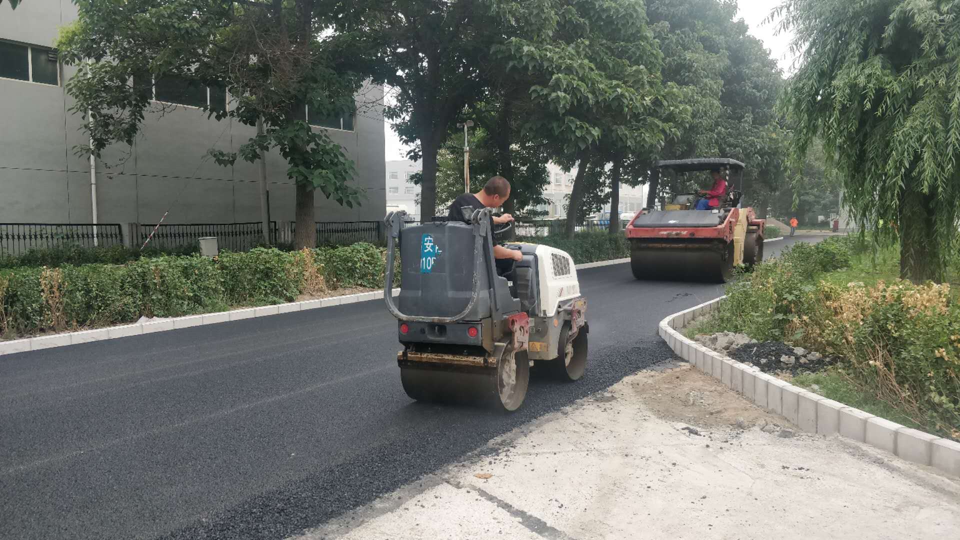 双钢轮压路机沥青路面碾压 (20).jpg