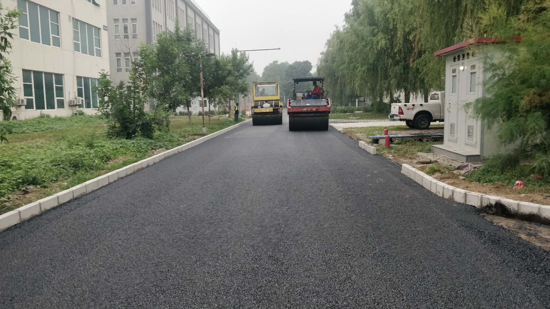 双钢轮压路机沥青路面碾压 (22).jpg