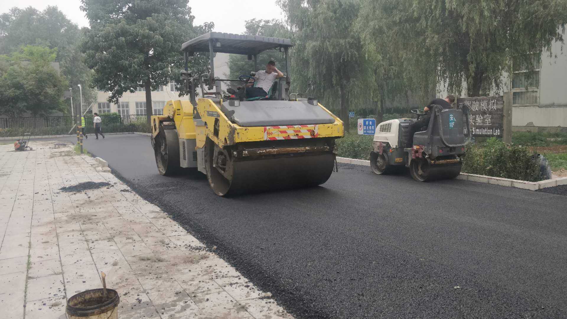双钢轮压路机沥青路面碾压 (14).jpg