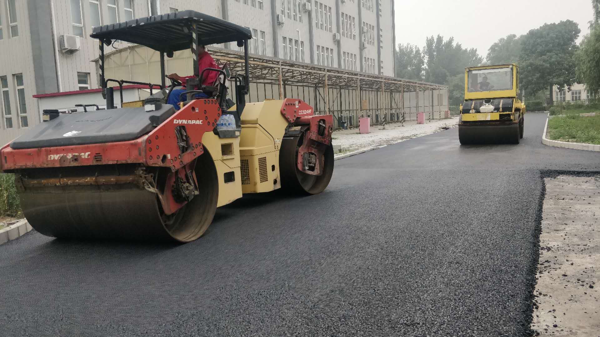 双钢轮压路机沥青路面碾压 (3).jpg