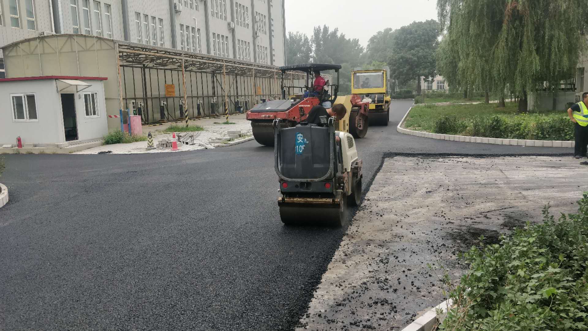 双钢轮压路机沥青路面碾压 (4).jpg