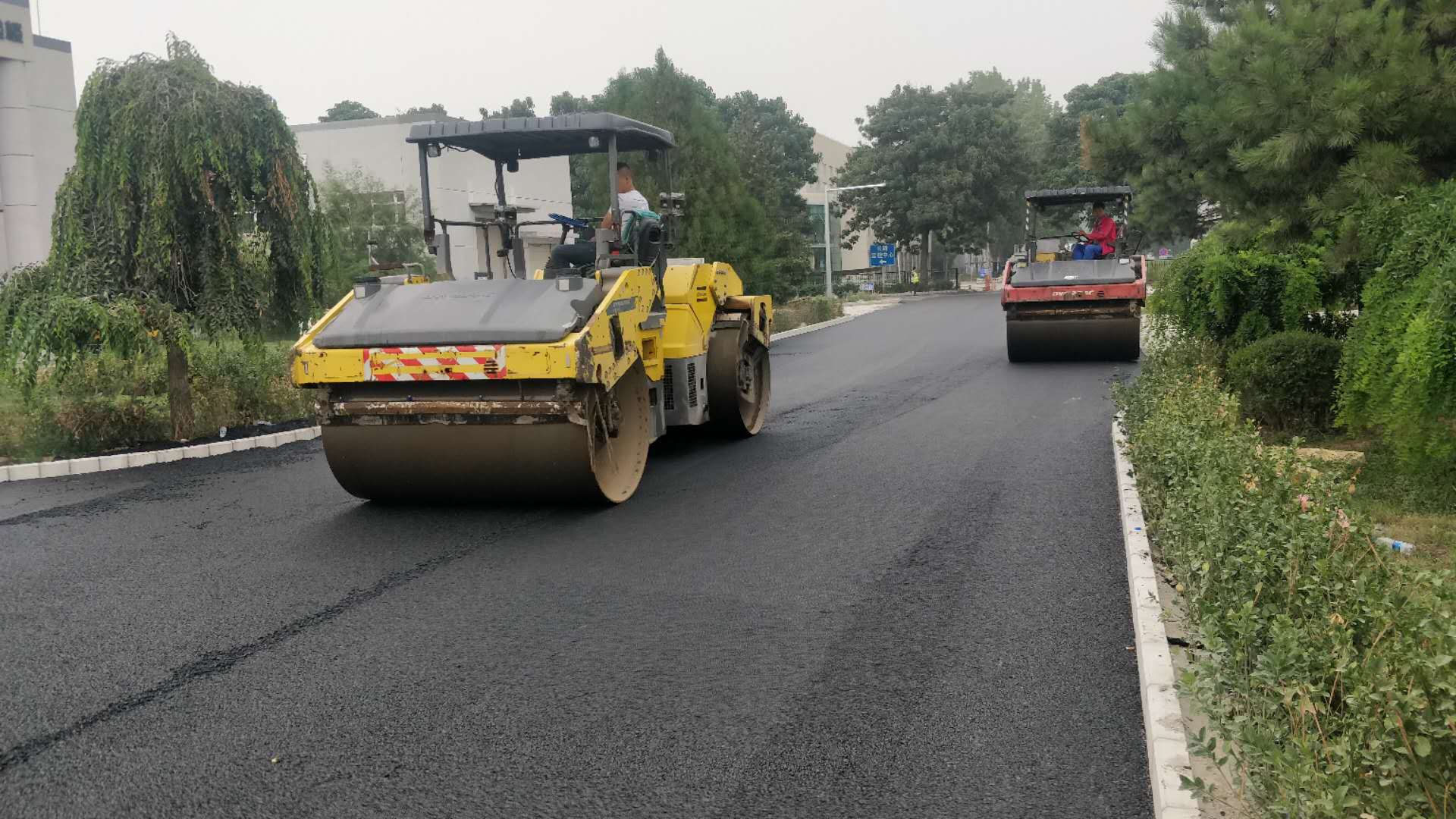双钢轮压路机沥青路面碾压 (11).jpg