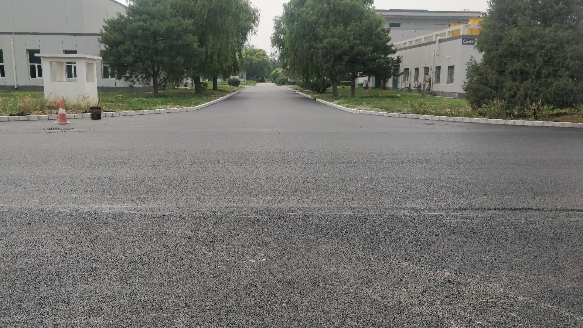 路面摊铺完成 (10).jpg